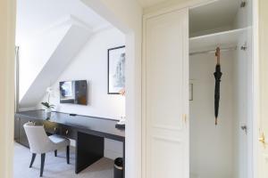 Televízia a/alebo spoločenská miestnosť v ubytovaní Boutique Hotel Corso