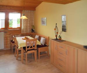 cocina y comedor con mesa y sillas en Ferienwohnung Wiese en Riedenburg
