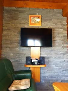 TV a/nebo společenská místnost v ubytování Chalupa u Macochy