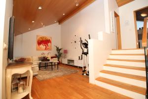 ein Wohnzimmer mit einer Treppe und einem Tisch in der Unterkunft Luxury Villa Reykjavík in Reykjavík