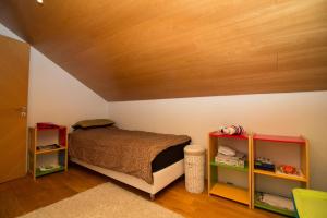 um quarto com uma cama e um tecto de madeira em Luxury Villa Reykjavík em Reykjavík