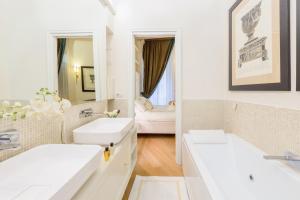 biała łazienka z 2 umywalkami i lustrem w obiekcie StarHome Pantheon w Rzymie