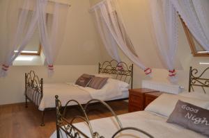 ギジツコにあるLuksusowy Apartament przy Plaży Niegocinの窓とカーテン付きの客室で、ベッド2台が備わります。
