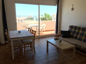 een woonkamer met een bank en een tafel bij Vila Praia Apartment in Albufeira