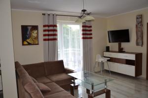 Televízia a/alebo spoločenská miestnosť v ubytovaní Luksusowy Apartament przy Plaży Niegocin