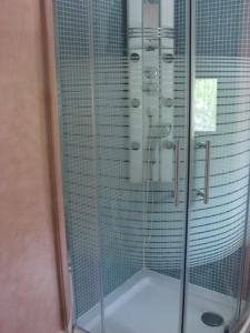 eine Dusche mit Glaskabine im Bad in der Unterkunft La Nevet's in Ollioules