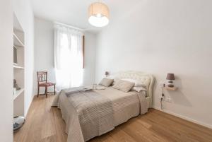 um quarto branco com uma cama e uma cadeira em Apartament Perseus Suite em Florença