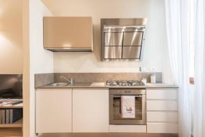 uma cozinha com um fogão e um lavatório em Apartament Perseus Suite em Florença