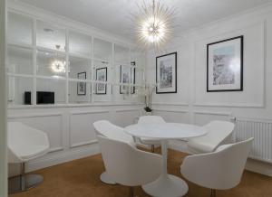 Televízia a/alebo spoločenská miestnosť v ubytovaní Boutique Hotel Corso