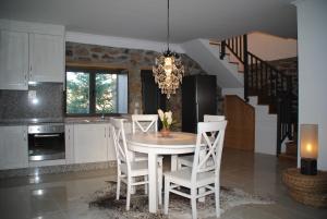 a kitchen with a dining room table and chairs at Casa de Penedones in Penedones