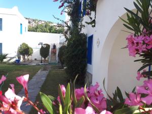 A garden outside Paradise Apart Hotel