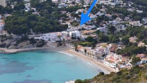 an aerial view of a beach with a blue arrow at Casa con encanto en El Portet de Moraira in Rada de Moraira