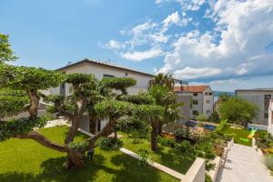 an aerial view of a yard with trees and a building at Relax Derossi in Crikvenica