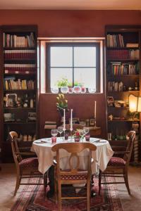 uma sala de jantar com uma mesa e uma janela em Tenuta Di Canonica em Todi