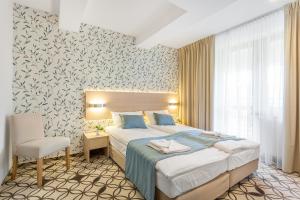 Tempat tidur dalam kamar di Grand Łeba - Adults Only (13+)