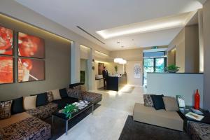 A seating area at UNAHOTELS Villa dei Platani Foligno