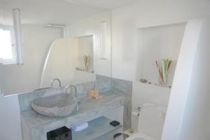 Villa Ancora Spetses tesisinde bir banyo