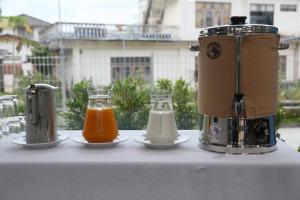Příslušenství pro přípravu čaje a kávy v ubytování Samui City Hotel