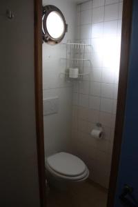 Een badkamer bij Hotelschip Gandalf