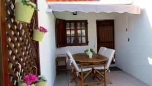 una mesa y sillas en un pequeño balcón con mesa y sillas en Casa Gaivina 1 en Torreira