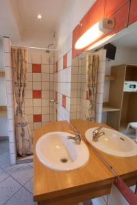A bathroom at Auberge Internationale des Jeunes
