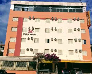 a building with a park hotel sign on it at Vinte Park Hotel in Bragança Paulista