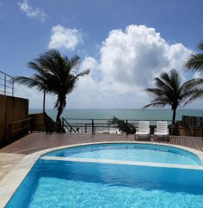 una piscina con vista al mar en Atlântico flat 214, en Natal