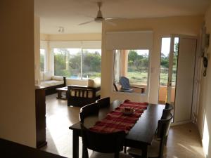 une salle à manger avec une table et des chaises et un salon dans l'établissement Terra Magna, à Mar de las Pampas