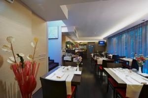 A restaurant or other place to eat at UNAHOTELS Villa dei Platani Foligno