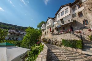 un edificio de piedra con una escalera que conduce a él en Bed and Breakfast Kotoni, en Gjirokastra