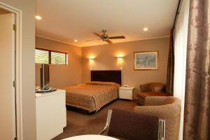 Tempat tidur dalam kamar di Cornwall Park Motor Inn