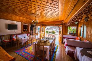 un comedor con mesas y sillas en un edificio en Bed and Breakfast Kotoni en Gjirokastër