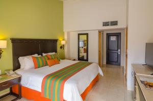 Postel nebo postele na pokoji v ubytování Hotel Tesoro Los Cabos