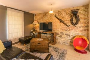 TV a/nebo společenská místnost v ubytování Maison Berton