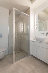 グダニスクにあるVIU Cinnamon Apartmentのバスルーム(シャワー、トイレ、シンク付)