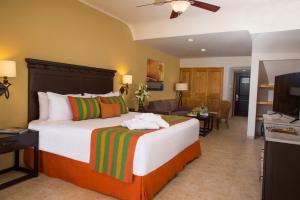 Postel nebo postele na pokoji v ubytování Hotel Tesoro Los Cabos