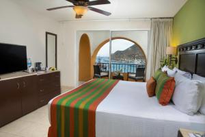 Postel nebo postele na pokoji v ubytování Hotel Tesoro Los Cabos