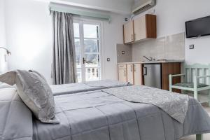 Letto o letti in una camera di Avraki