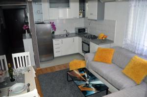 een woonkamer met een bank en een keuken bij Apartments Iva in Makarska