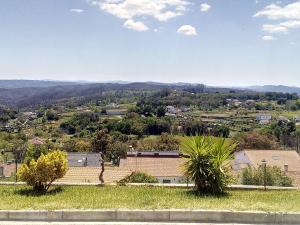 - une vue depuis le toit d'une maison dans l'établissement Quinta do Cabeço, à Figueiró dos Vinhos