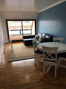 sala de estar con mesa y sofá en Ático 3 habitaciones en Ribeira, en Ribeira