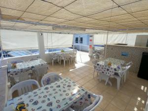 une salle à manger avec des tables et des chaises sur un bateau dans l'établissement Merhaba Pansiyon, à Bodrum City