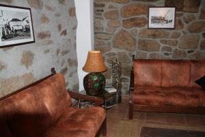 Uma área de estar em Alojamento Rural Casa da Eira