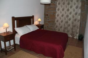 Uma cama ou camas num quarto em Alojamento Rural Casa da Eira