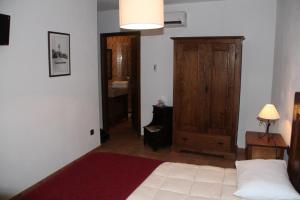 Uma cama ou camas num quarto em Alojamento Rural Casa da Eira