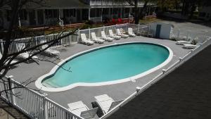 Swimming pool sa o malapit sa Sea Shell Motel