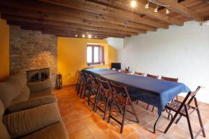 a large room with a long table and chairs at O Plantio in O Porto de Espasante