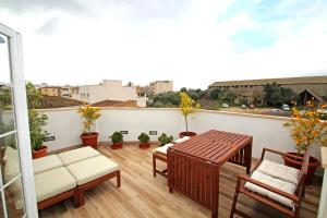 - un balcon avec une table et des chaises dans l'établissement Apartamento Vacacions Felanitx, à Felanitx
