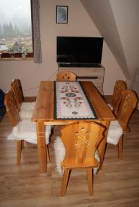 TV a/nebo společenská místnost v ubytování Apartament Góralski
