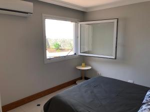 ein Schlafzimmer mit einem Bett und einem Fenster in der Unterkunft Fantastica vivienda en Playa de San Agustin con piscina in San Agustín